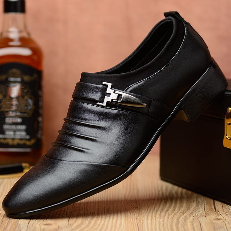 Spitze weiße Lederschuhe für formelle Anlässe mit silberner Schnalle