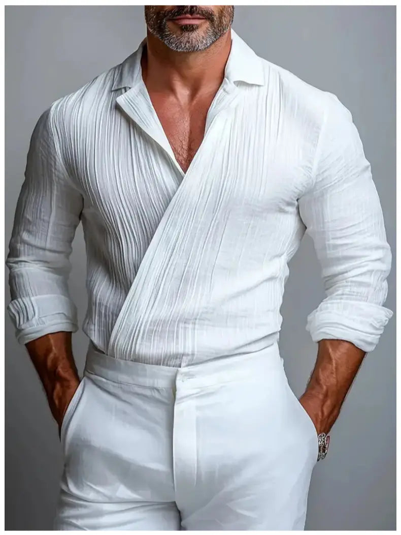 Pull homme blanc en coton à effet portefeuille texturé, manches longues, avec un col moderne façon portefeuille et des manches retroussées.