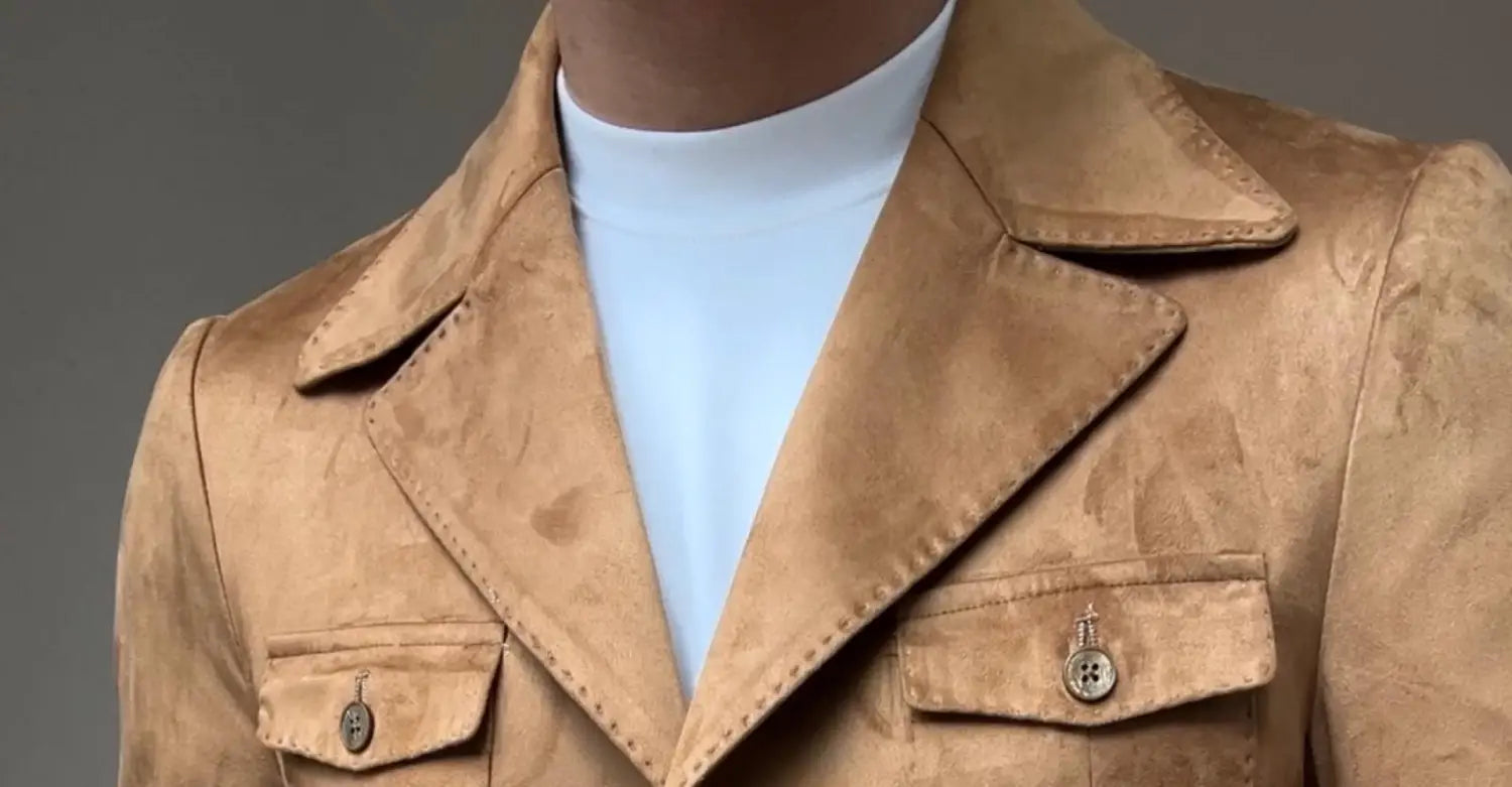 Abrigo de terciopelo de ante para hombre retro de primavera color verde oliva, con un blazer de ante color camel con detalles cosidos y bolsillos de solapa con botones.