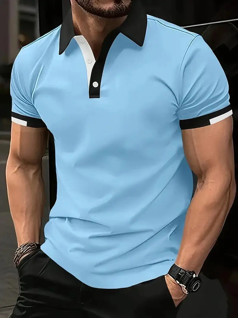 Kontrastiertes Herren-Poloshirt in Hellblau mit schwarzem Kragen und Ärmelbesatz sowie weißen Knopf-Akzenten.