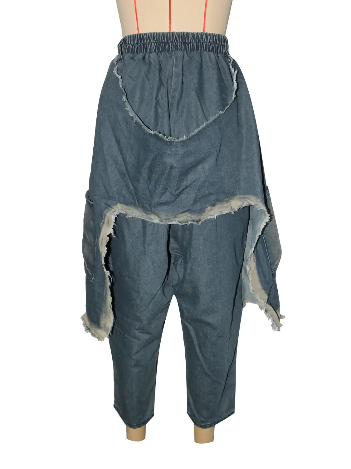 Bestickte Patchwork-Jeans-Haremshosen in Blau mit hohem, elastischem Bund und ausgefransten Säumen aus robustem Baumwoll-Jeansstoff.