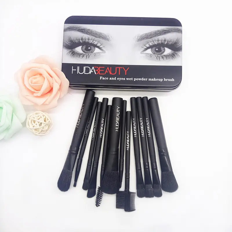 Ensemble de pinceaux de maquillage Huda Beauty à poudre humide, noir, avec 12 pièces professionnelles dans un étui rectangulaire noir.