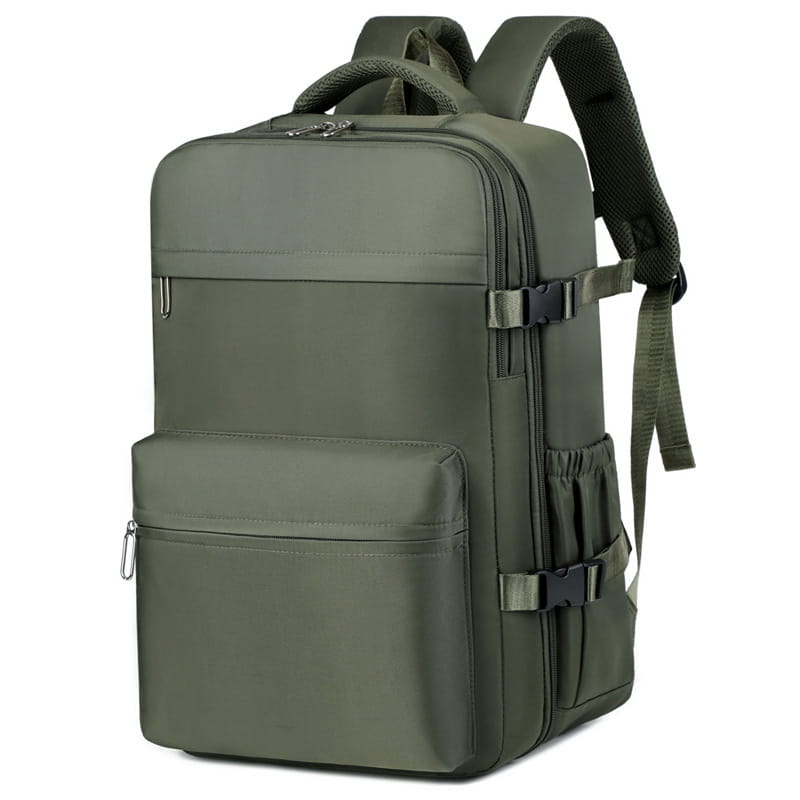 Mochila verde oliva de nailon con compresión al vacío para laptop de 15 pulgadas y 35 L, con correas de hombro ajustables y múltiples compartimentos con cremallera, mostrada desde el lado posterior.