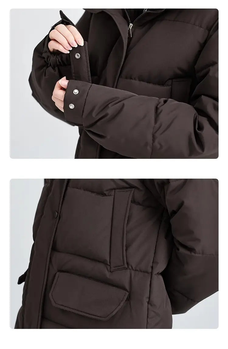 Manteau long matelassé à capuche pour femmes en brun foncé, avec des panneaux matelassés et des boutons-pression à la teinte argentée sur les poignets.