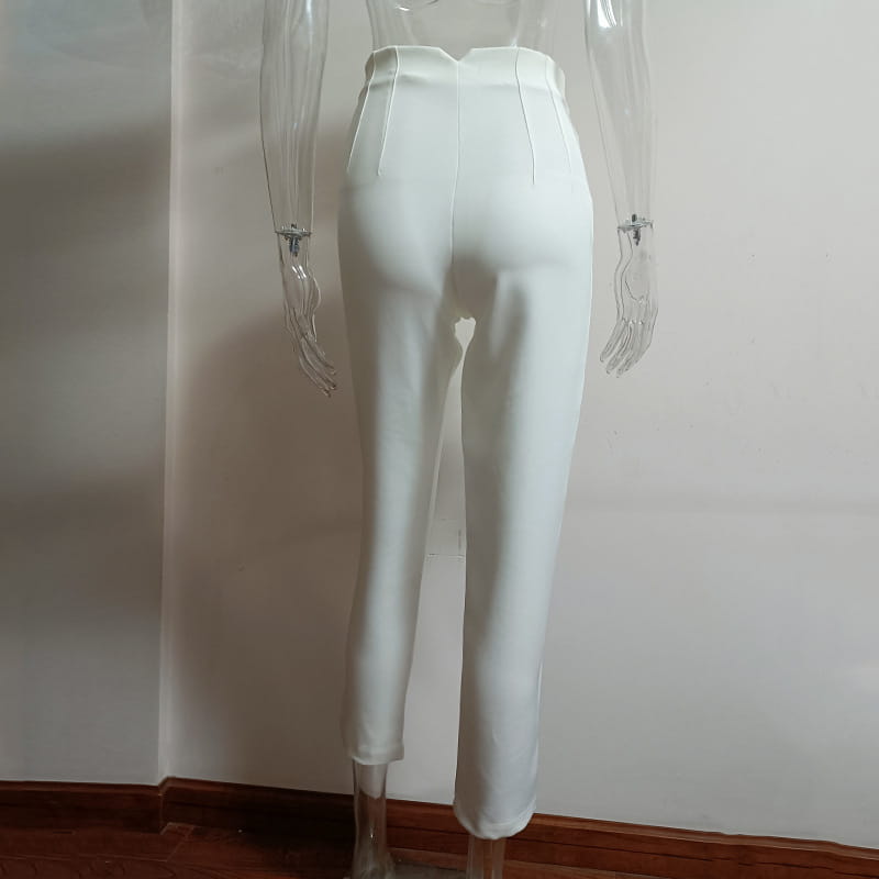 Pantalon taille haute à plis plats et jambes droites blanc, présenté par l’arrière, avec une silhouette ajustée et des plis discrets.