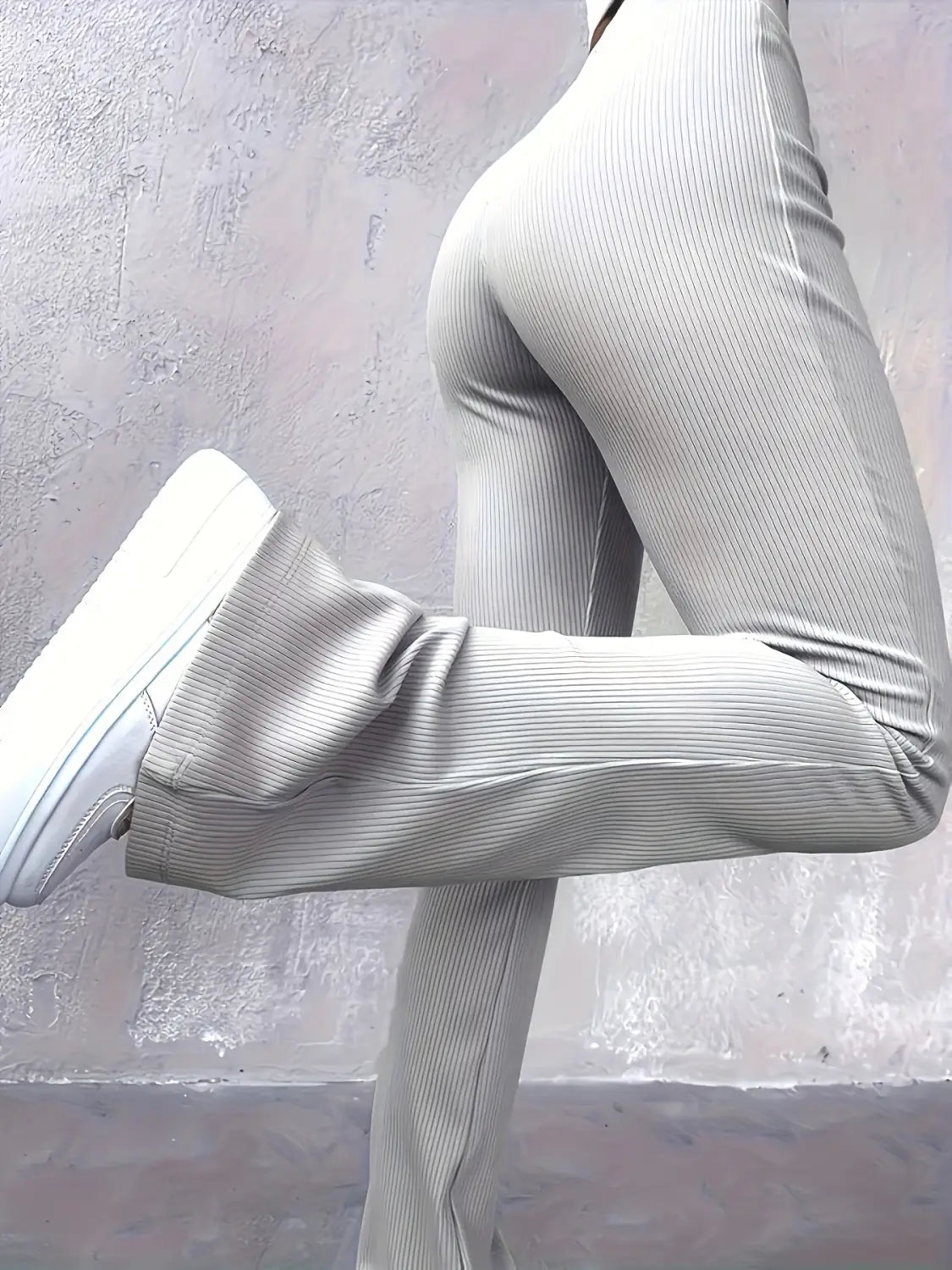Hellgraue hoch geschnittene Ripp-Flared-Leggings mit einer eleganten, körperbetonten Gestaltung aus elastischem Material