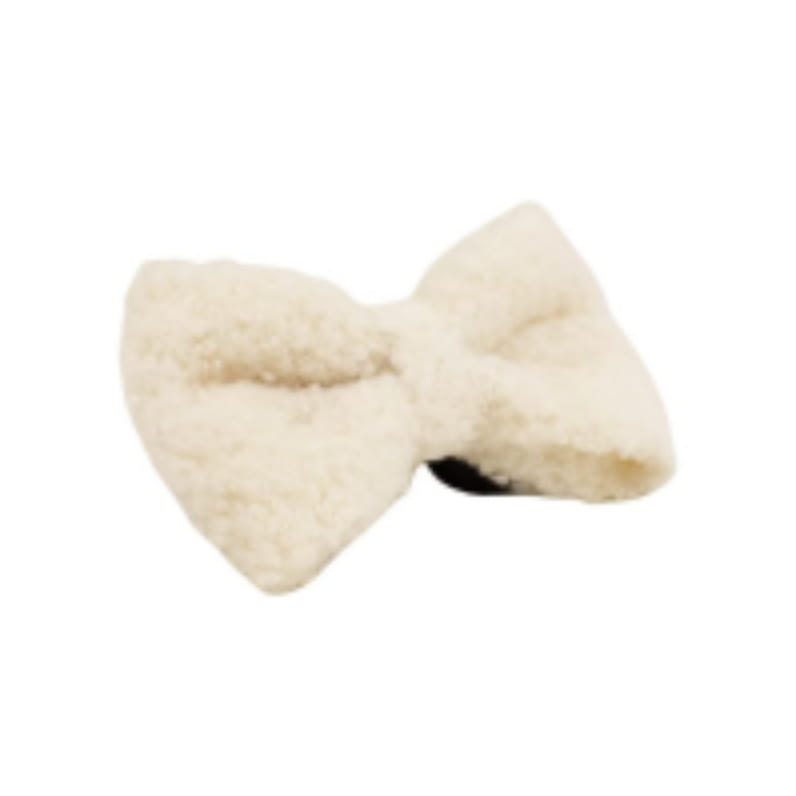 Cream-colored fluffy sheepskin bow hair clip showcasing its soft texture and elegant design.