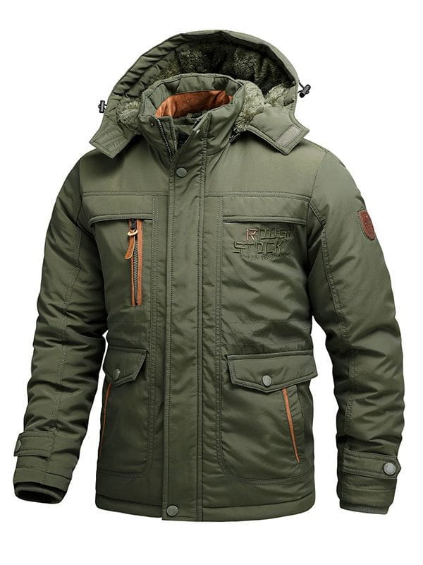 Manteau d’hiver pour homme doublé en polaire en vert olive isolé, avec une capuche doublée de fausse fourrure, et comportant des tirettes de fermeture éclair marron ainsi que des éléments boutonnés.