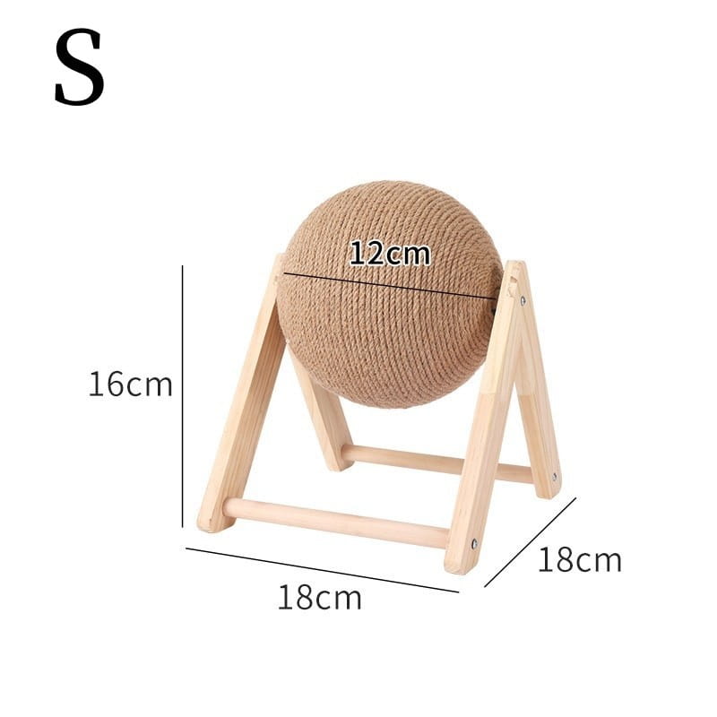 Un gato de sisal color beige con textura que rasca, con una pelota montada en un soporte en forma de caballete triangular de madera clara para el mantenimiento de las uñas del felino.