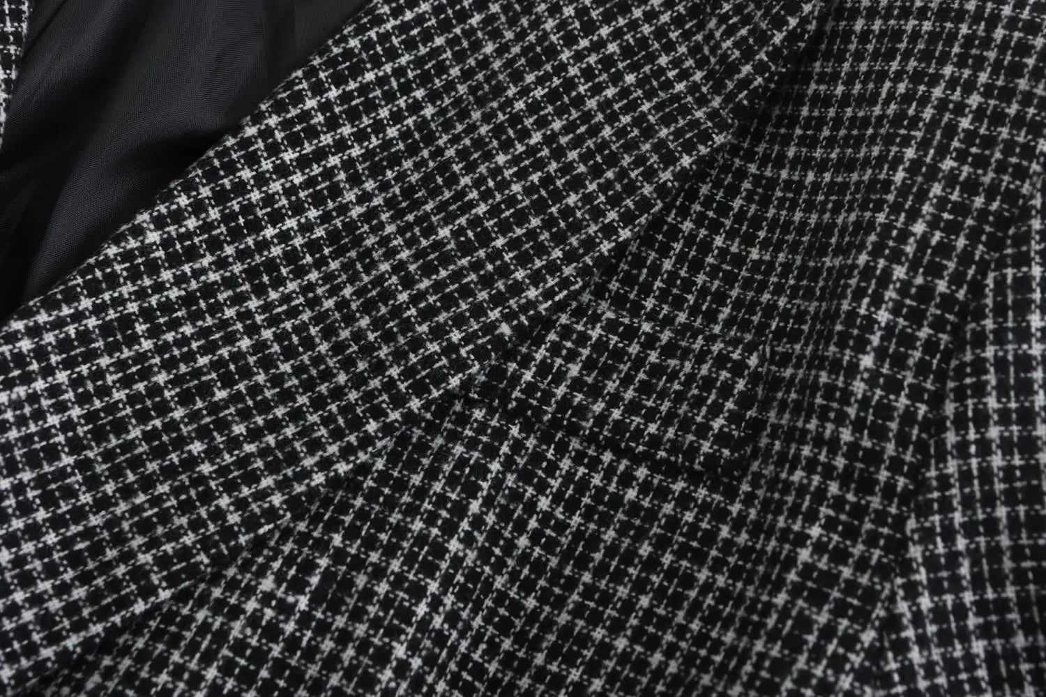 men’s double breasted knit blazer in black and white houndstooth wool pattern suitable for formal occasions