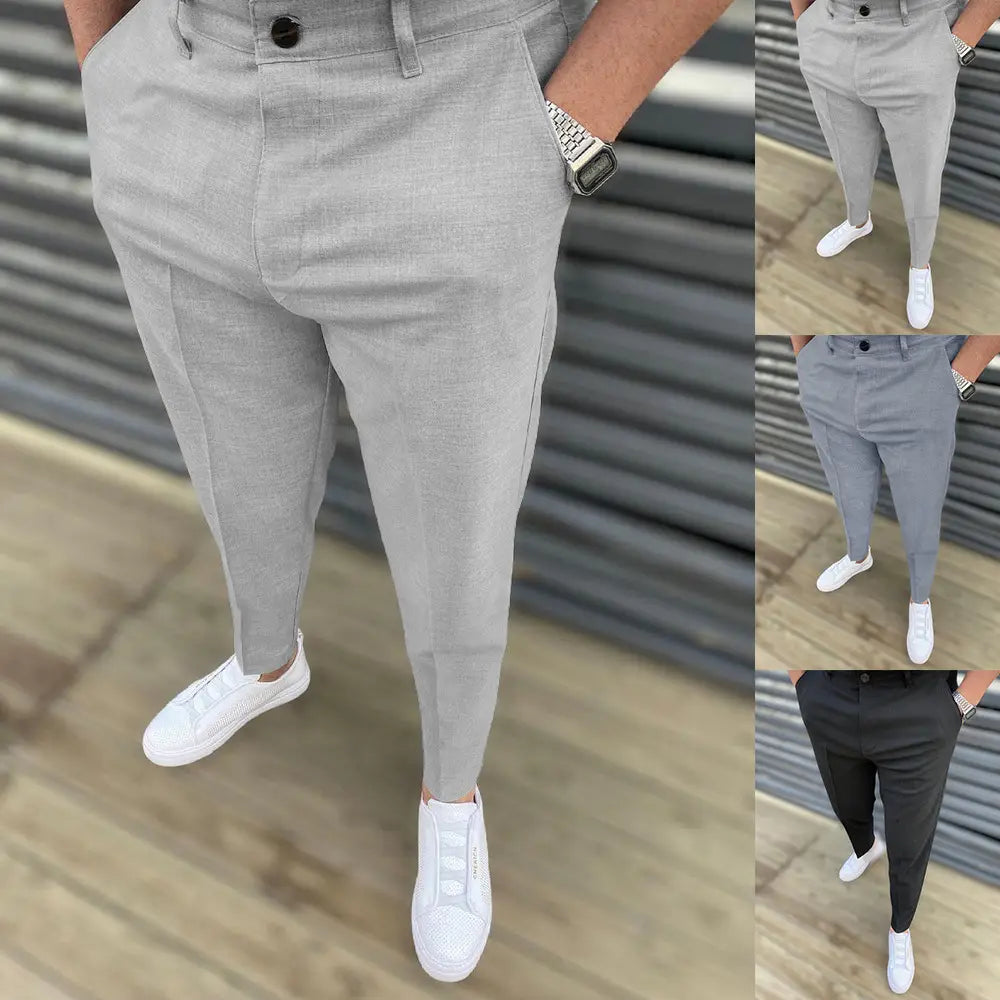 Herren-Slim-Fit-Strukturierte, Tapered-Chinos in Hellgrau mit dezenter Struktur und schwarzen Knopfverschlüssen.