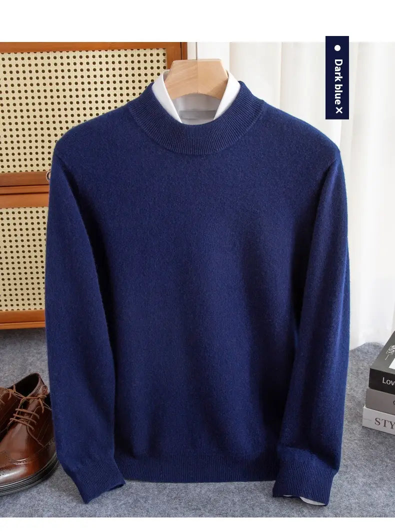 Winterpullover für Herren aus dunkelblauem Wollstrick mit halbem Kragen, dezentem Strickmuster und gerippten Bündchen.