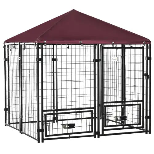 Perrera exterior de metal negro con marquesina burdeos y soporte giratorio para el cuenco, para mayor comodidad de la mascota.