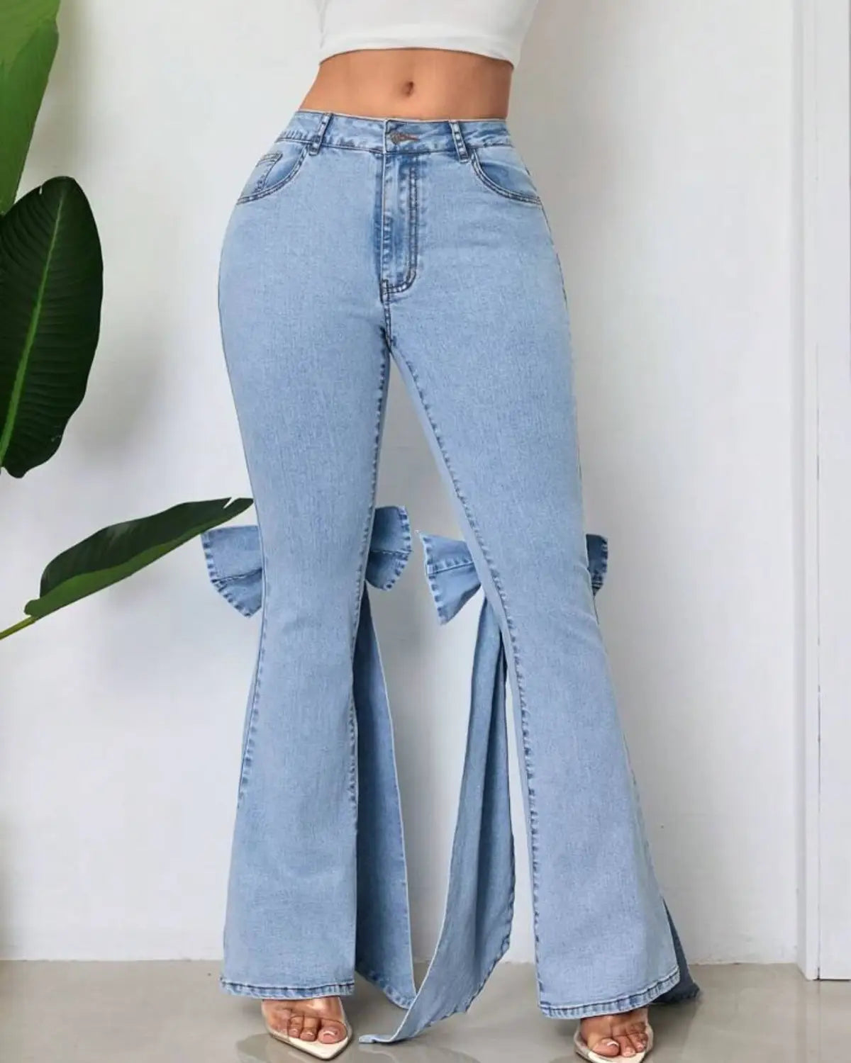 Jean évasé taille haute en denim bleu clair avec des nœuds décoratifs en tissu aux chevilles en matière délavée claire
