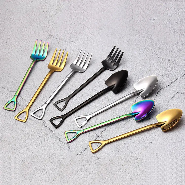 Set aus dekorativen Edelstahl-Schaufel-Löffeln und Dessertgabeln mit farbenfroher irisierender sowie massiver Gold-, Silber- und Schwarz-Ausführung, mit dreieckigen Griffen.