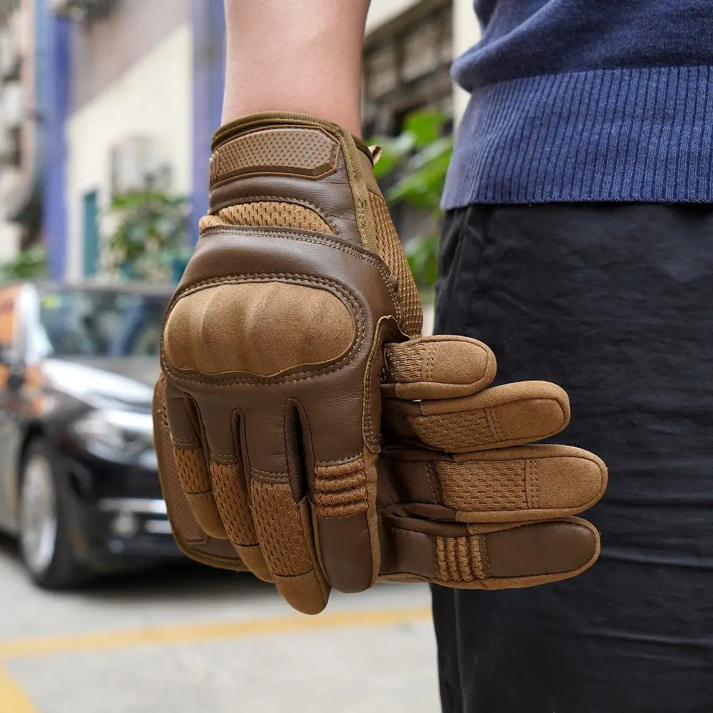 Gants de moto tactiques marron, présentés de dos, avec paumes en cuir renforcées et panneaux en maille respirante.