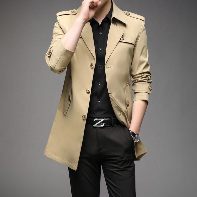 Trench-coat d’affaires homme slim beige, avec des boutons ton sur ton doré et des pattes d’épaule, pour une apparence professionnelle et stylée.