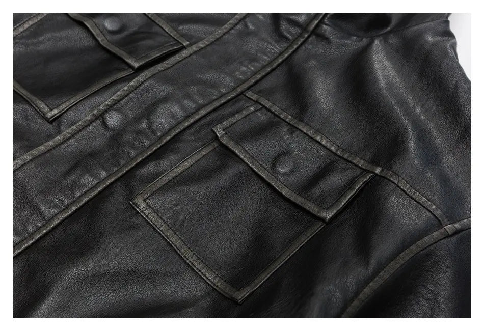 Schwarze Biker-Bomberjacke aus Kunstleder mit Utility-Taschen, zwei vorderen Taschen mit Klappe und aufgenähten Zierdetails.