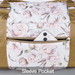 sac de voyage duffel à fleurs pour femmes blanches, motif rose délicat et bordure à tons dorés, comprenant une poche coulissante à l’avant avec un tirette de fermeture éclair triangulaire et une trousse de toilette assortie.