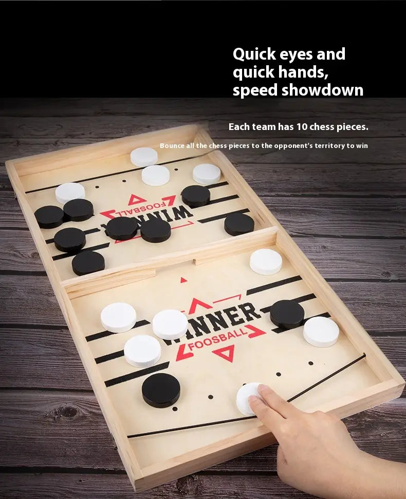 Jeu de palets de hockey sur air de table en bois : plateau de hockey de table comportant une table de baby-foot en bois avec des pièces circulaires noires et blanches sur une surface en bois de couleur claire.