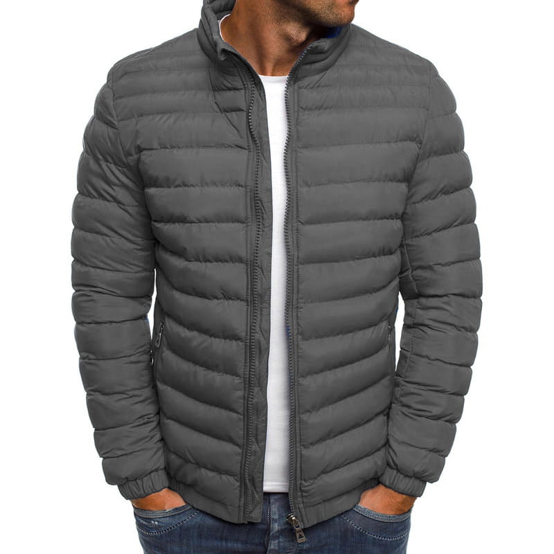 Doudoune matelassée grise pour homme avec col montant et fermeture avant à glissière, conçue pour la chaleur et le style.