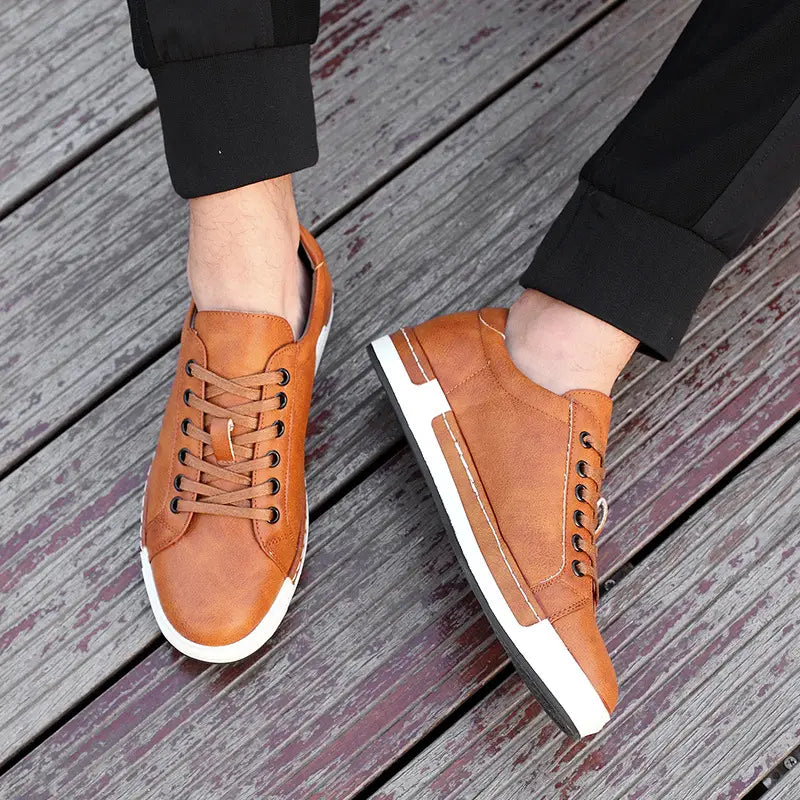 Baskets basses en cuir pour homme, faites à la main, couleur beige, avec des semelles en caoutchouc blanc et des œillets noirs pour un usage décontracté