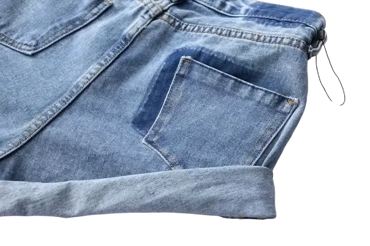 High waist light-wash denim shorts in cotton with rolled cuffs and visible back pocket for casual wear