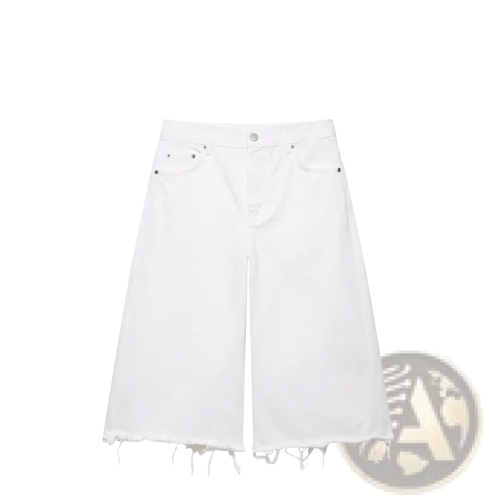 White high waist denim shorts in polyester with a slim fit, frayed hem, and classic five-pocket design