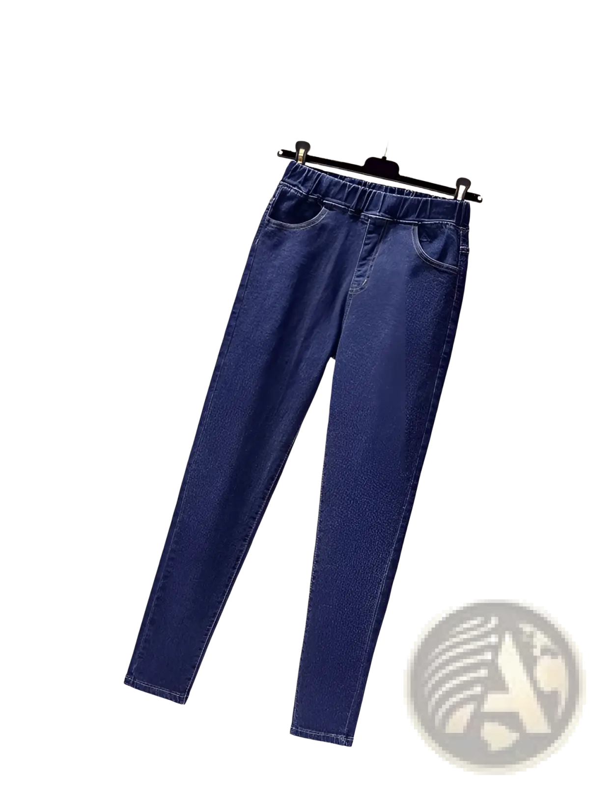 Jeans en denim bleu foncé à taille élastique et poches classiques à l’avant, conçus comme des jeans en denim bleu clair extensible taille haute.