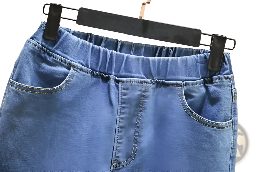 Blue denim skirt with elastic waistband and front pockets made of stretch light blue denim material