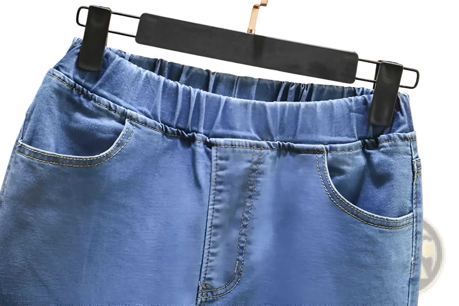 Blue denim skirt with elastic waistband and front pockets made of stretch light blue denim material
