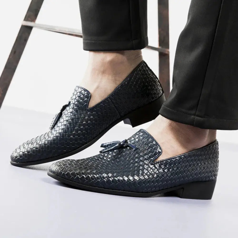 Men’s black woven leather loafers featuring tassel detail for a stylish and elegant look