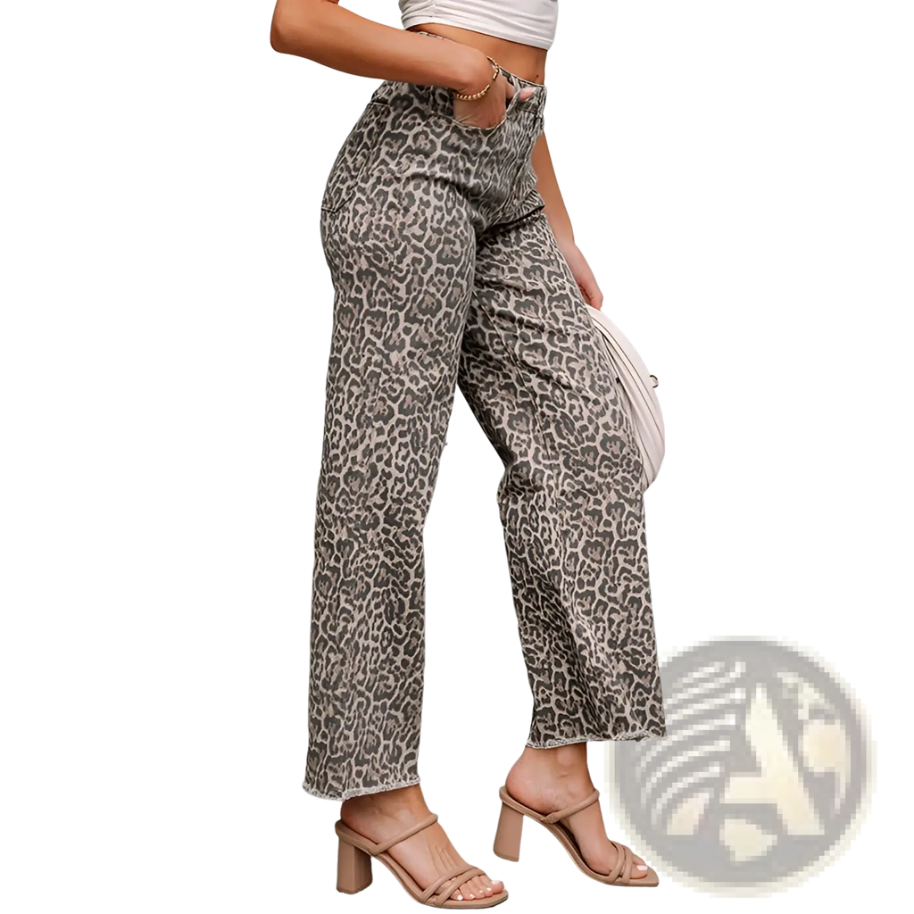 High-waisted leopard print denim pants with frayed hem in a stylish high waist design