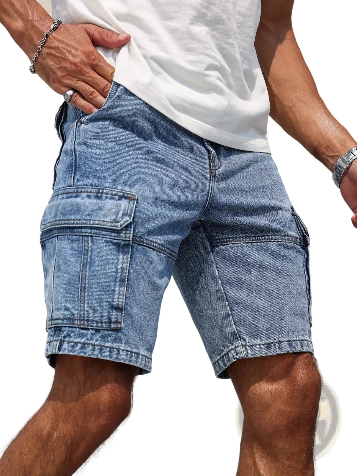 Men blue denim cargo shorts in light wash with multiple pockets and a casual relaxed fit in regular cut
