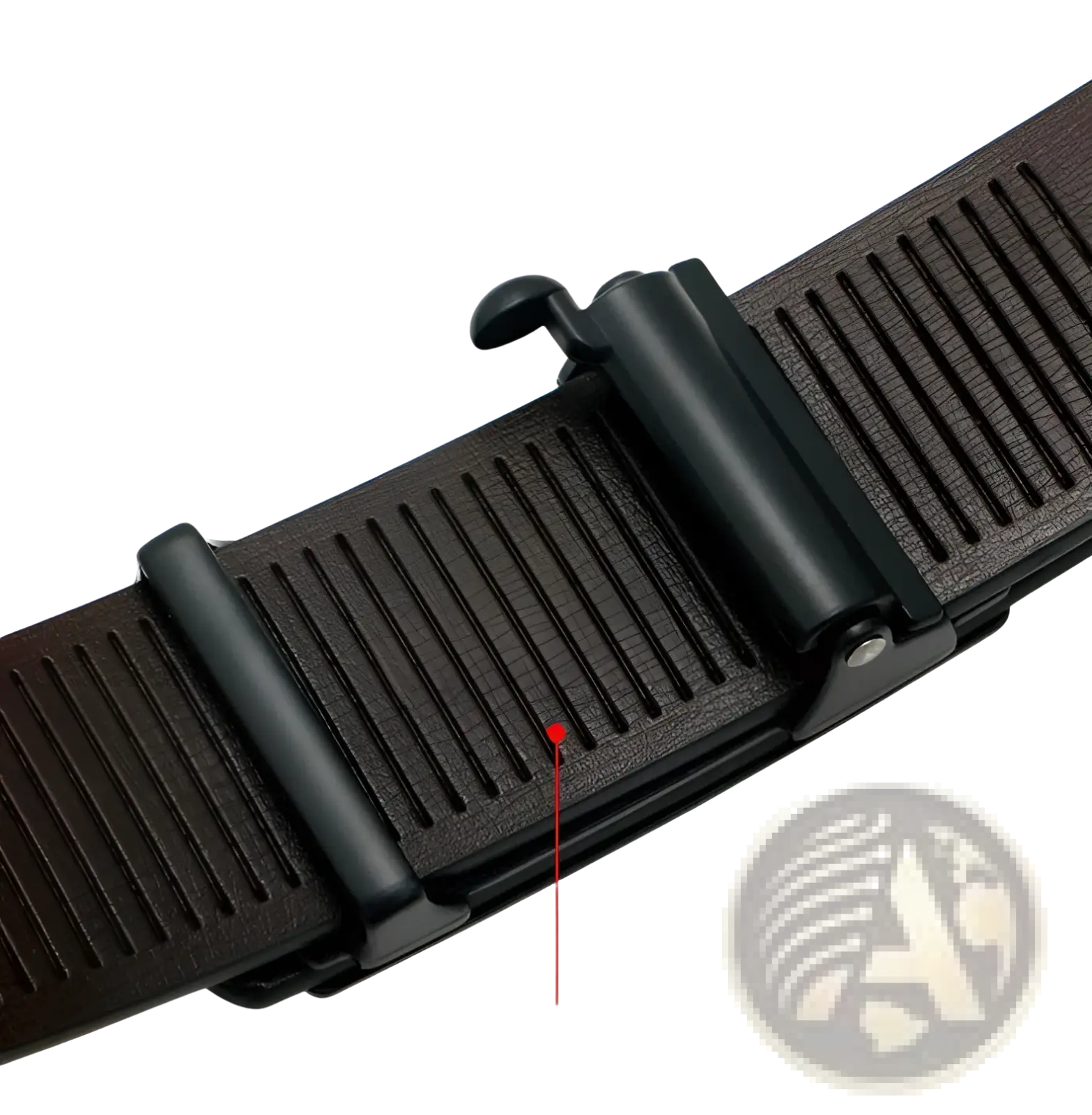 Ceinture en cuir pour homme, modèle designer, avec sangle noire texturée, finition mate, motif à relief et mécanisme de boucle noire élégant.