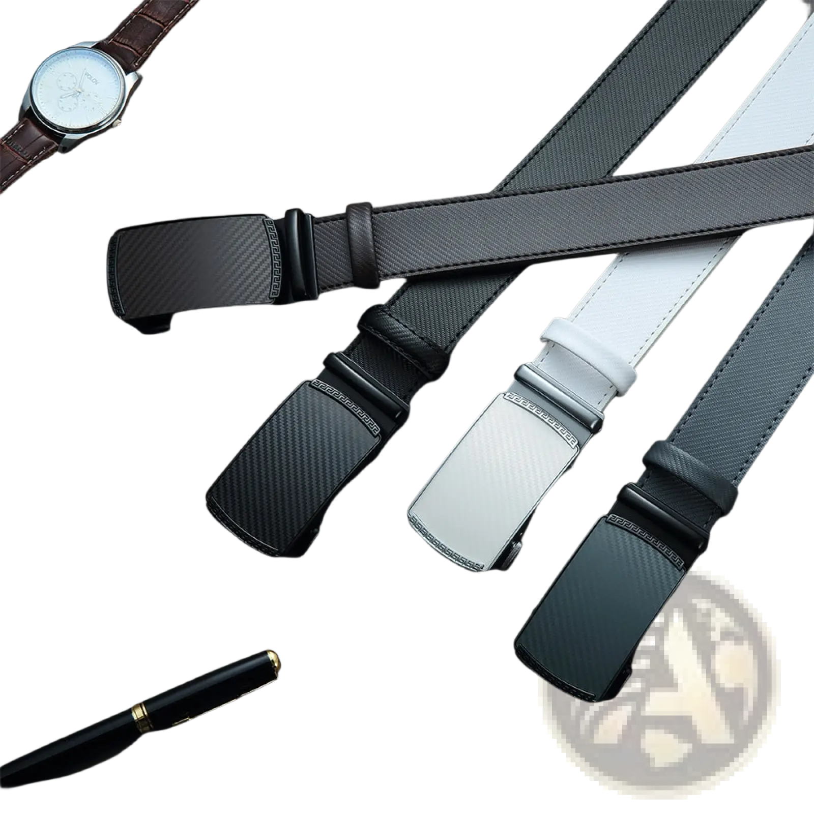 Ceintures à cliquet en cuir pour homme en noir et blanc, avec des boucles automatiques et des touches de cuir texturé effet fibre de carbone.