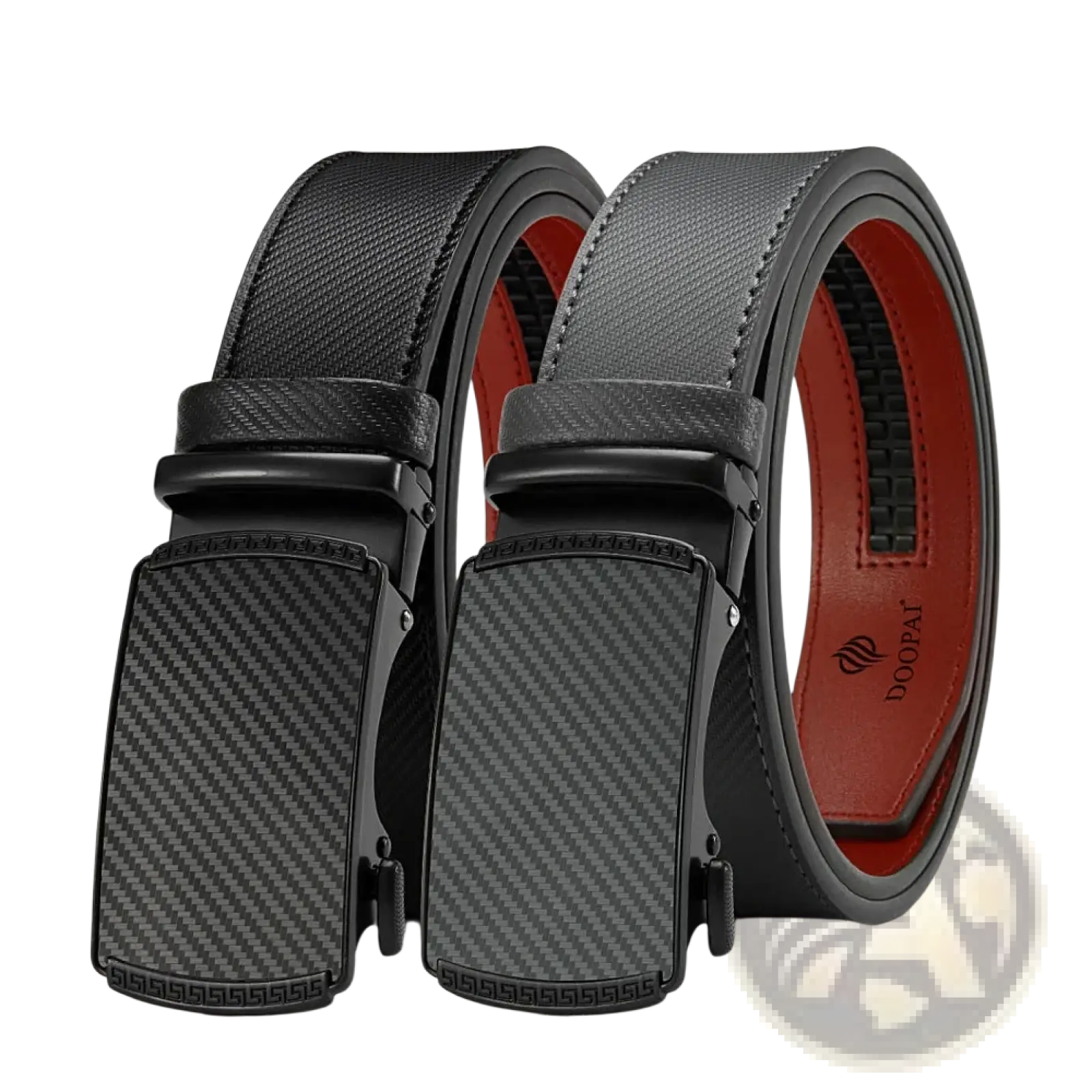 Ceinture à cliquet en cuir pour homme avec motif fibre de carbone noir, boucle automatique, et doublure intérieure rouge.