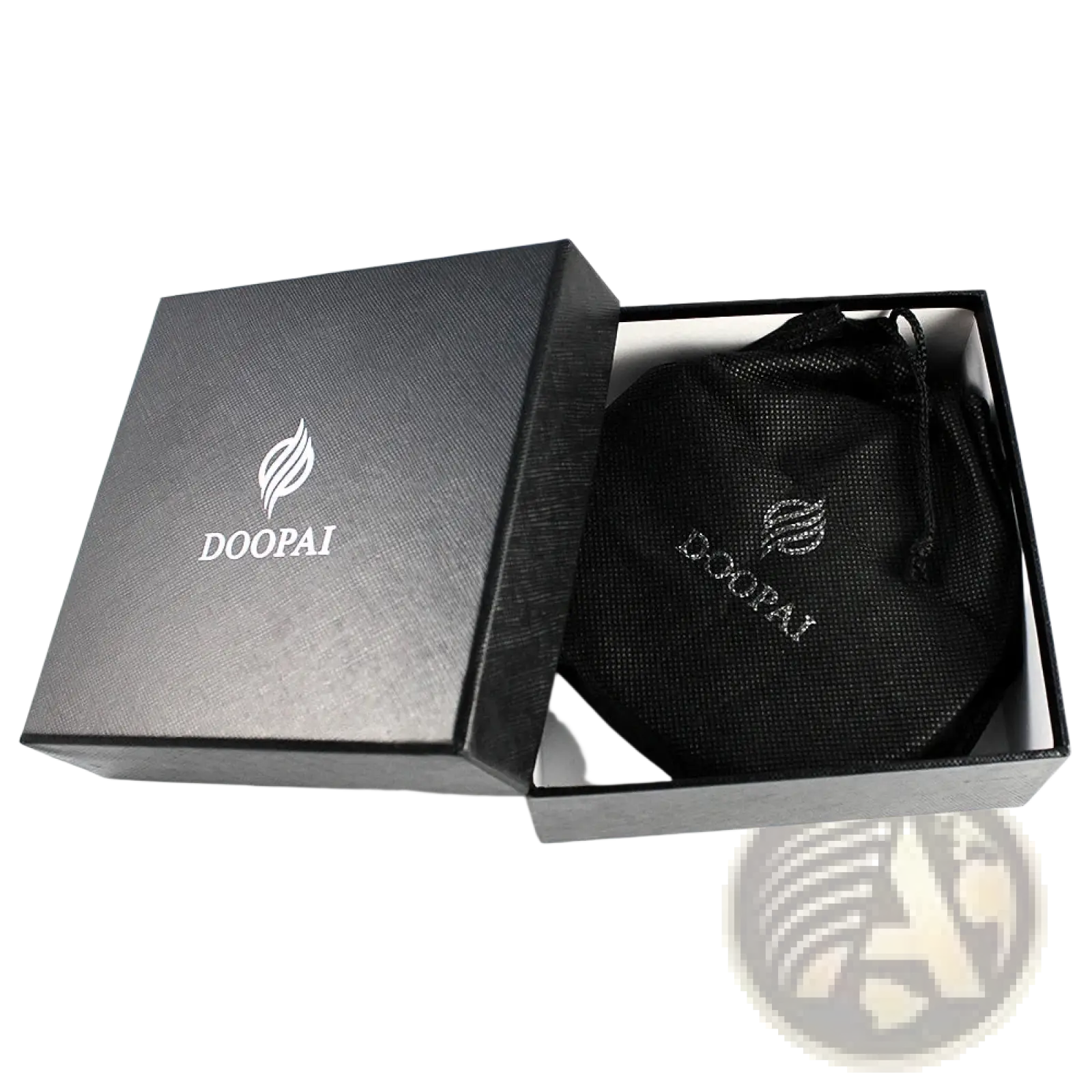 Boîte-cadeau noire de la marque doopai avec pochette assortie à cordon à l’intérieur, contenant une ceinture à cliquet en cuir pour homme avec boucle automatique