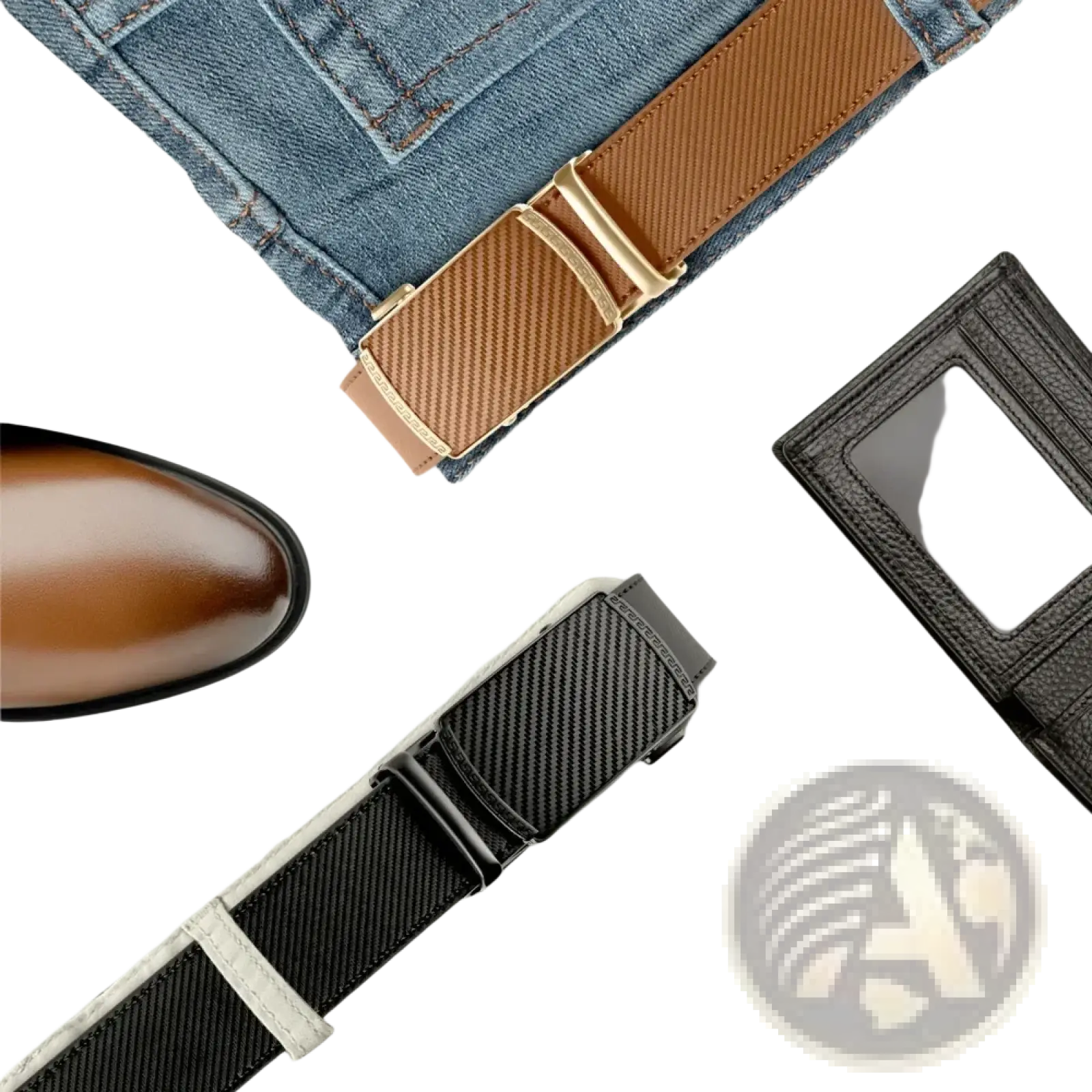 Ceinture à cliquet en cuir marron pour homme avec boucle automatique à tons dorés et surface texturée.