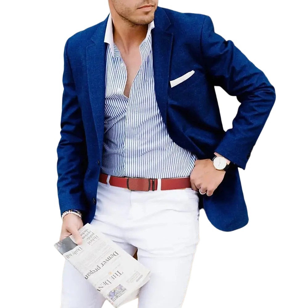 Un homme portant un blazer bleu marine par-dessus une chemise boutonnée blanche et bleu clair à rayures, mettant en valeur une ceinture à cliquet en cuir pour homme avec une boucle automatique.