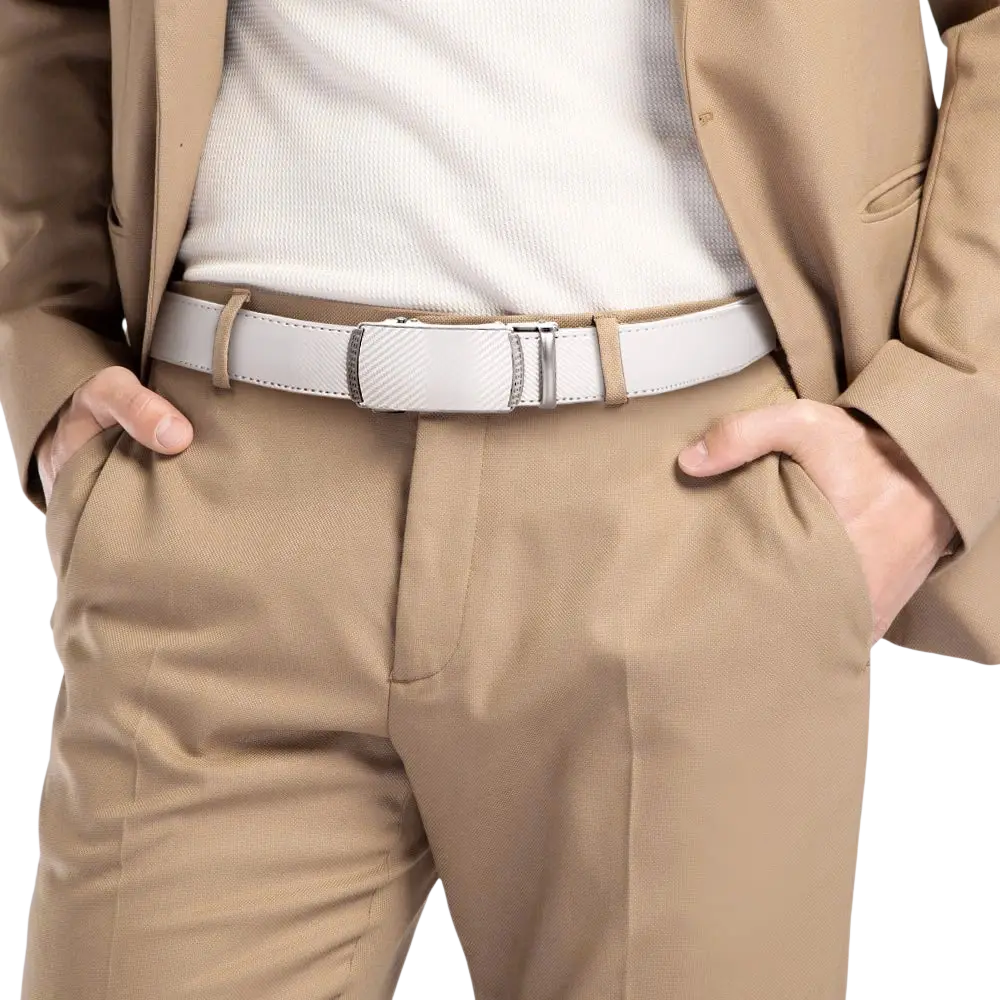 Une ceinture à cliquet en cuir blanc pour homme, aux boucles automatiques texturées et aux éléments métalliques à tons argentés.