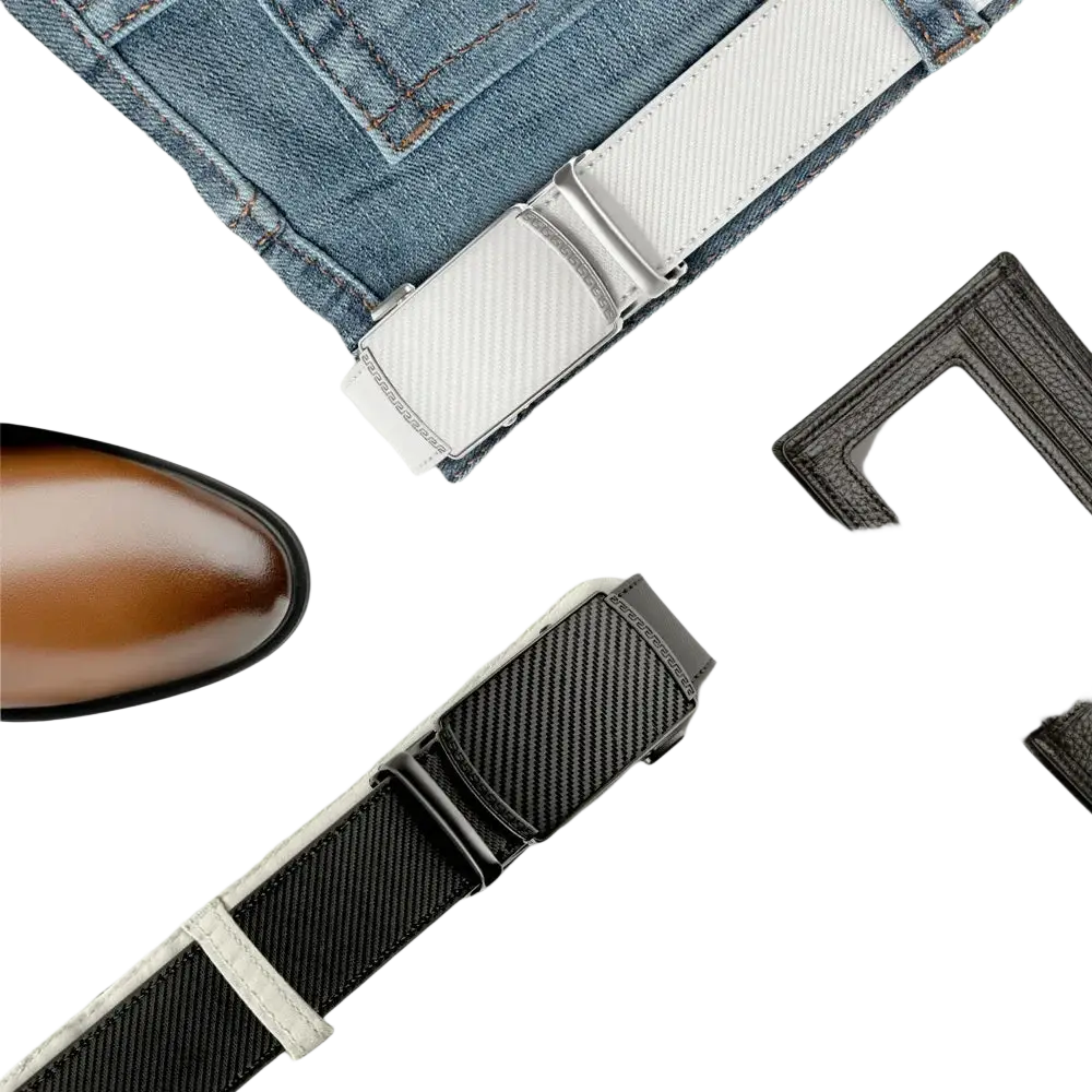 Ceinture à cliquet en cuir pour homme avec cuir texturé blanc et boucle automatique argentée portée par-dessus un jean bleu