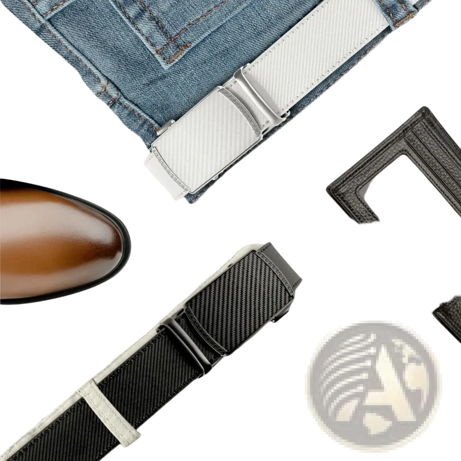 Ceinture à cliquet en cuir pour homme avec cuir texturé blanc et boucle automatique argentée portée par-dessus un jean bleu
