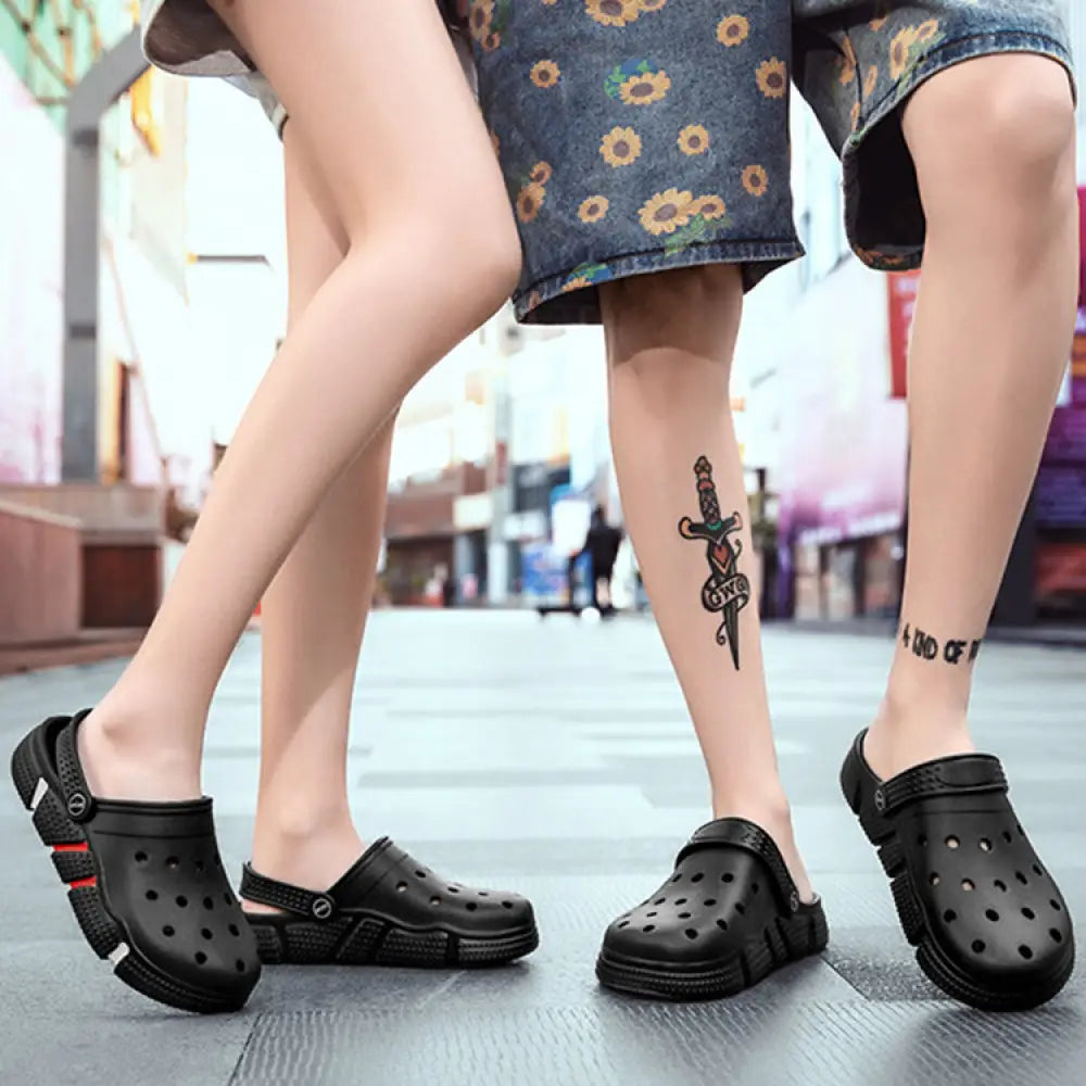 Black rubber men breathable waterproof eva beach clogs with perforated upper and textured sole visible from the back side