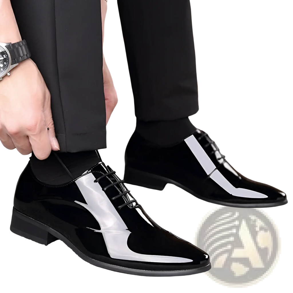 Men’s classic pointed toe leather business shoes in black patent leather with glossy finish and white reflective stripes