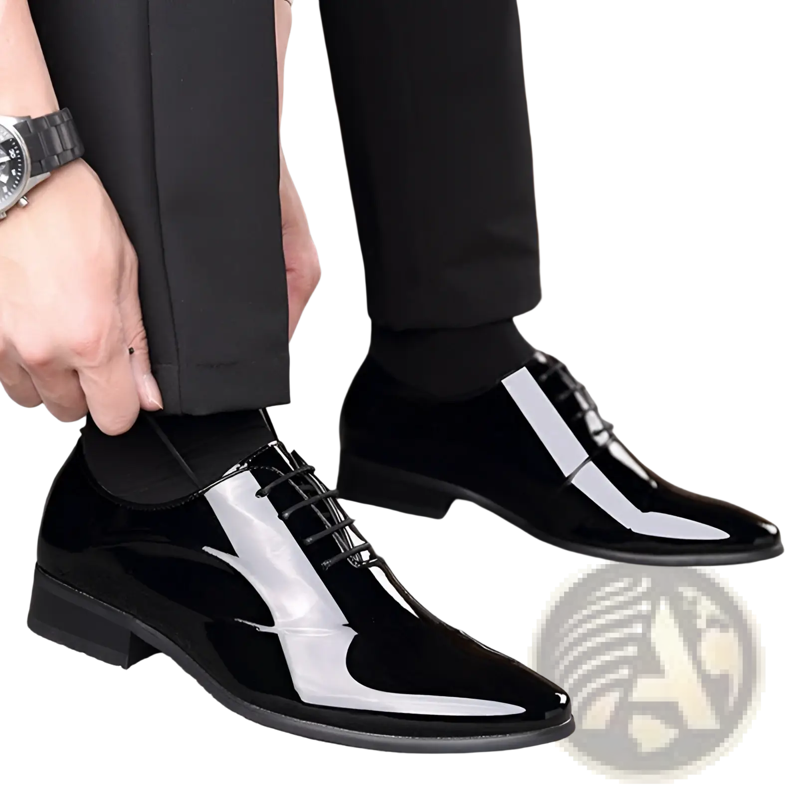 Men’s classic pointed toe leather business shoes in black patent leather with glossy finish and white reflective stripes