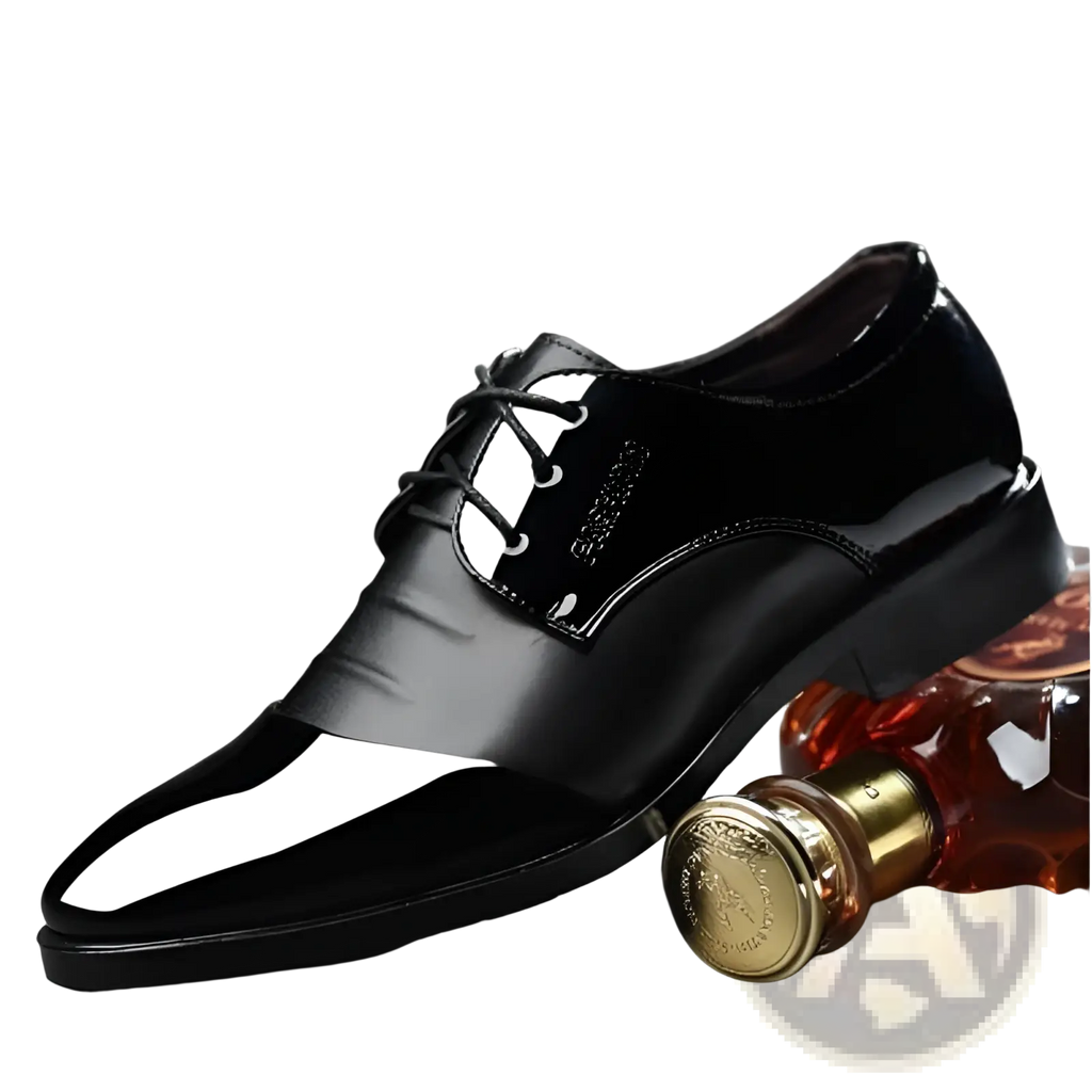 Men’s Oxford leather shoes in shiny black patent leather with pointed toe and gold-toned metal eyelets