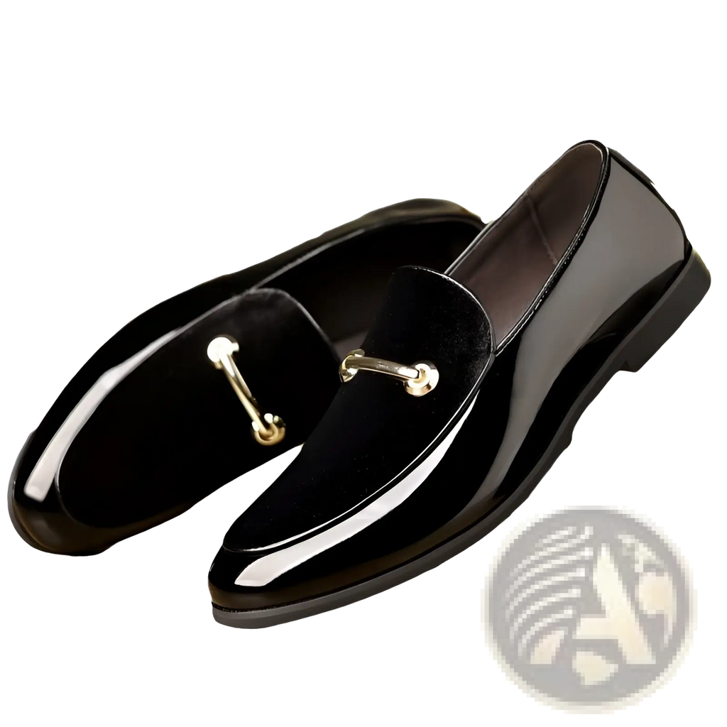 Men’s plus size pointed toe British business leather shoes in black patent leather with velvet insole and gold horsebit buckle