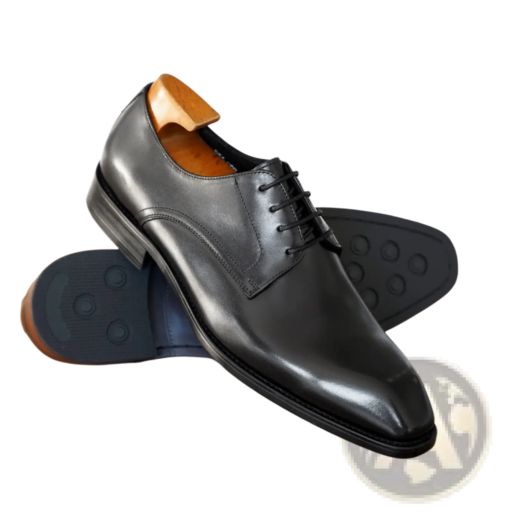 Men’s square toe distressed leather oxford shoe in black with polished finish and wooden insole visible
