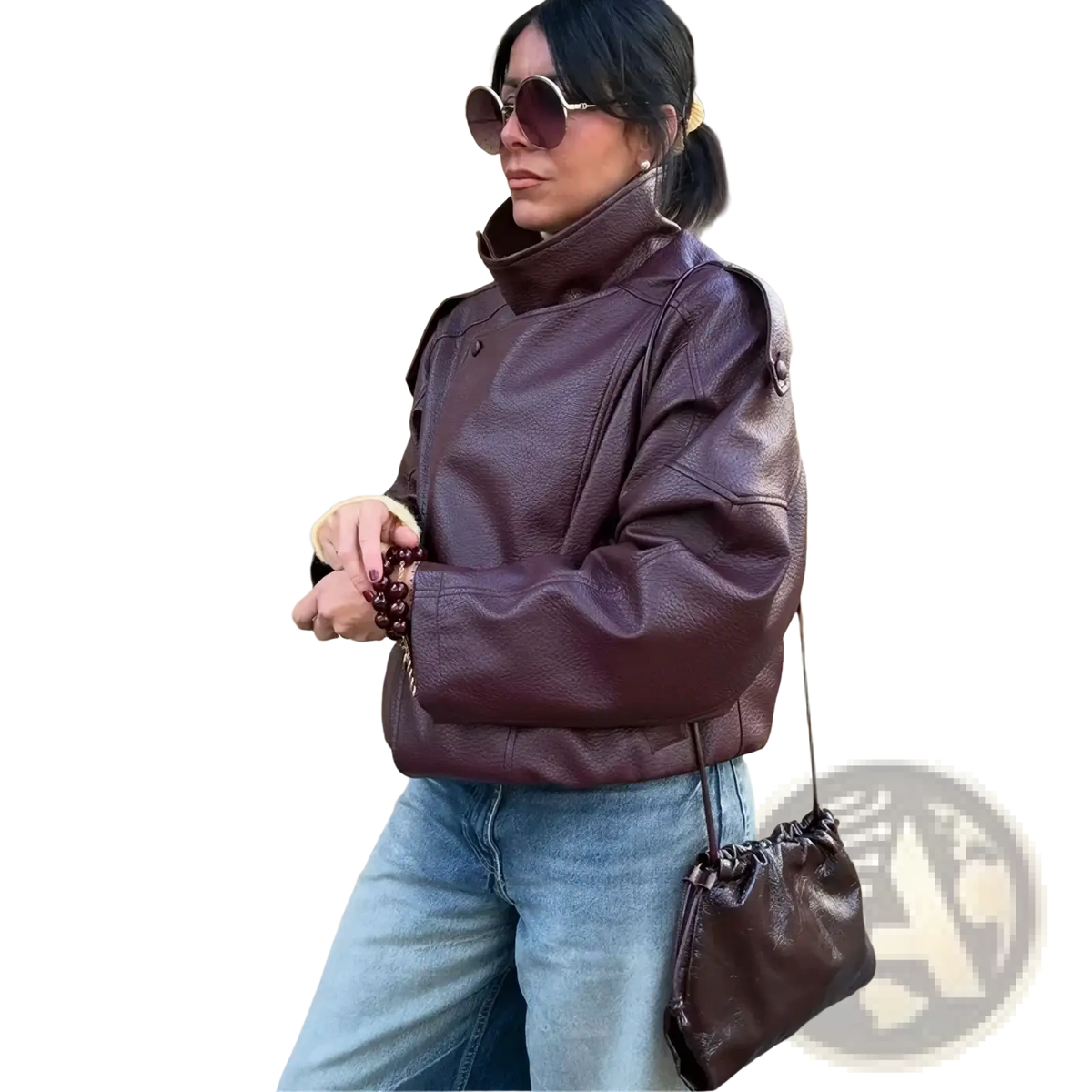 A rich burgundy mujer faux leather moto jacket with a high collar and structured shoulders for winter wear